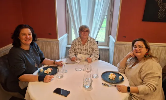 Delphine, Nathalie et Julie vous souhaitent de bonnes fêtes 2025 !